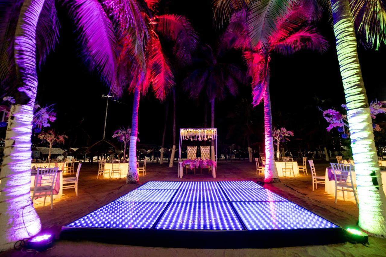 Emporio Acapulco Exterior foto A dance floor with LED lights