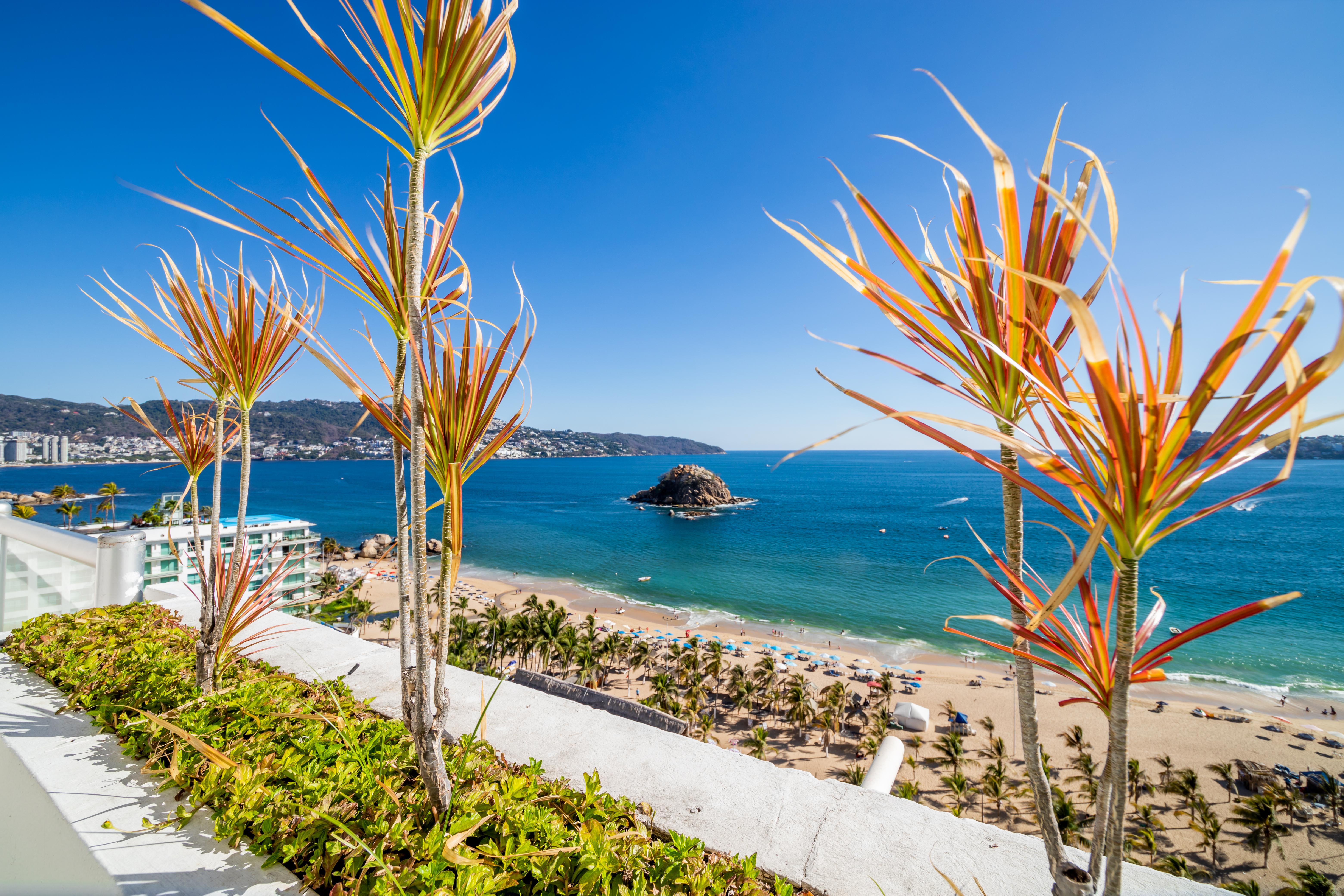Emporio Acapulco Exterior foto View of the beach from the hotel